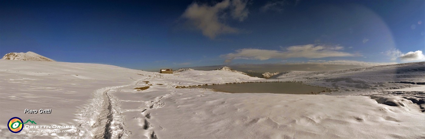 66 Il pianoro innevato della Baita Cabretondo (1869 m) con la bella pozza ghiacciata.jpg